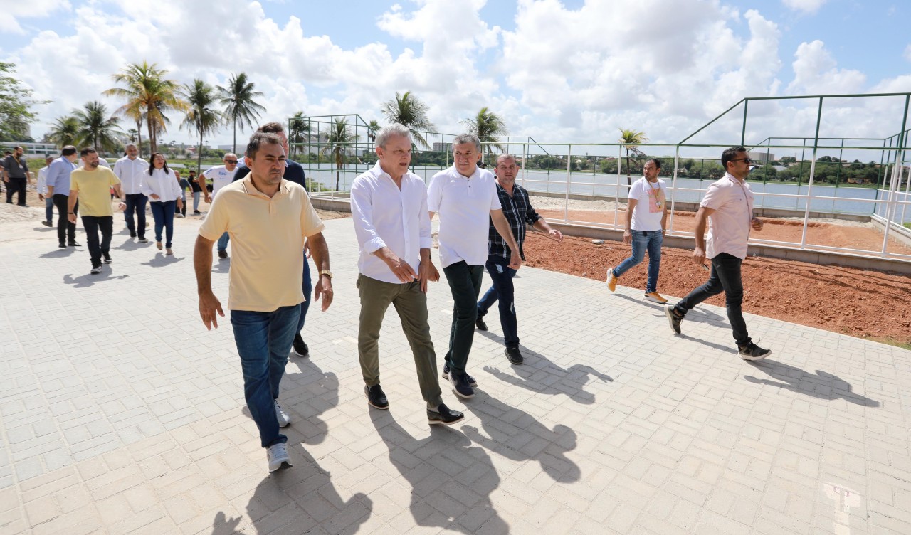 grupo de pessoas caminha pela obra